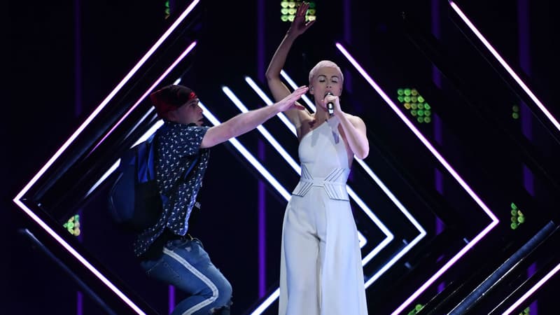 Un homme a tenté d'enlever le micro de Susanna Marie Cork lors de sa prestation à l'Eurovision, le 12 mai 2018