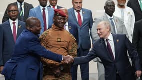 Le président russe Vladimir Poutine, des dirigeants africains et des chefs de délégations lors du deuxième sommet Russie-Afrique à Saint-Pétersbourg, le 28 juillet 2023. 