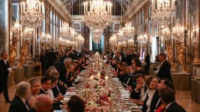 La table du dîner d'État avec Charles III à Versailles le 20 septembre 2023