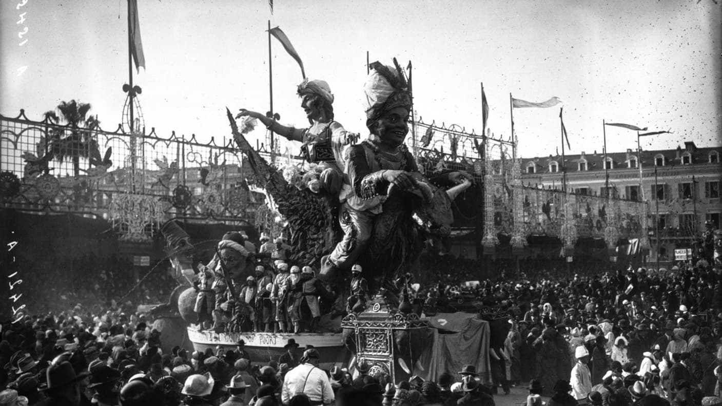 Le roi du carnaval de Nice en 1924, habillé cette année-là en "Sultan de Babazouk", et accompagné de sa reine, Shéhérazade.