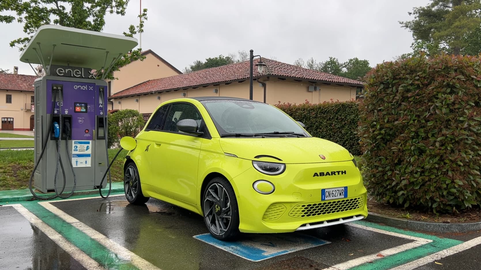 Le premier modèle 100% électrique d'Abarth, la 500e. Le premier modèle 100% électrique d'Abarth, la 500e.