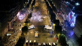 Les Champs-Élysées ont été le théâtre d'un immense rassemblement suiteà  la victoire de l'Équipe de France