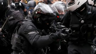 Des policiers de la BRAV-M interviennent lors d'une manifestation contre la réforme des retraites, le 23 mars 2023 à Paris. (Photo d'illustration)