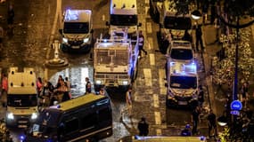 Des véhicules de police garés sur les Champs-Elysée, le 15 juillet 2018 pendant les célébrations de la victoire des Bleus en finale du Mondial. 