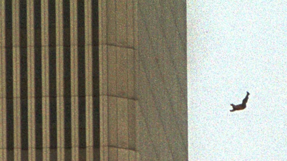 Ces images des victimes du World Trade Center se jetant dans le vide pour échapper aux flammes avaient été publiées en France, mais pas aux Etats-Unis. Ces images des victimes du World Trade Center se jetant dans le vide pour échapper aux flammes avaient été publiées en France, mais pas aux Etats-Unis.