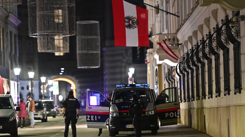 Des policiers devant le ministère de l'Intérieur. 
