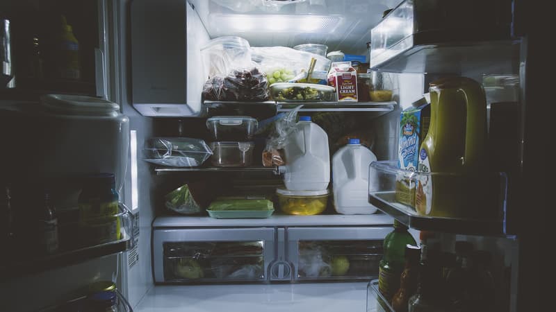 Les policiers pensaient l'avoir perdu de vue mais ils ont repéré les grilles du réfrigérateur posées sur le plan de travail de la cuisine