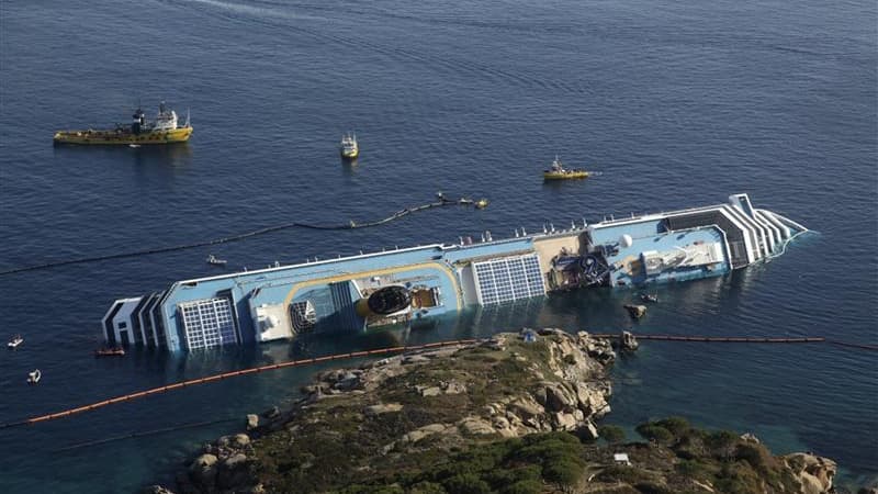 Les préparatifs ont débuté mardi autour de l'épave du Costa Concordia pour pomper les tonnes de carburant entreposées à bord du paquebot accidenté et éviter une marée noire potentiellement catastrophique sur les côtes de Toscane. /Photo prise le 23 janvie