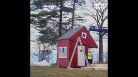   Cette petite maison en bois se déplie et se replie en quelques heures  