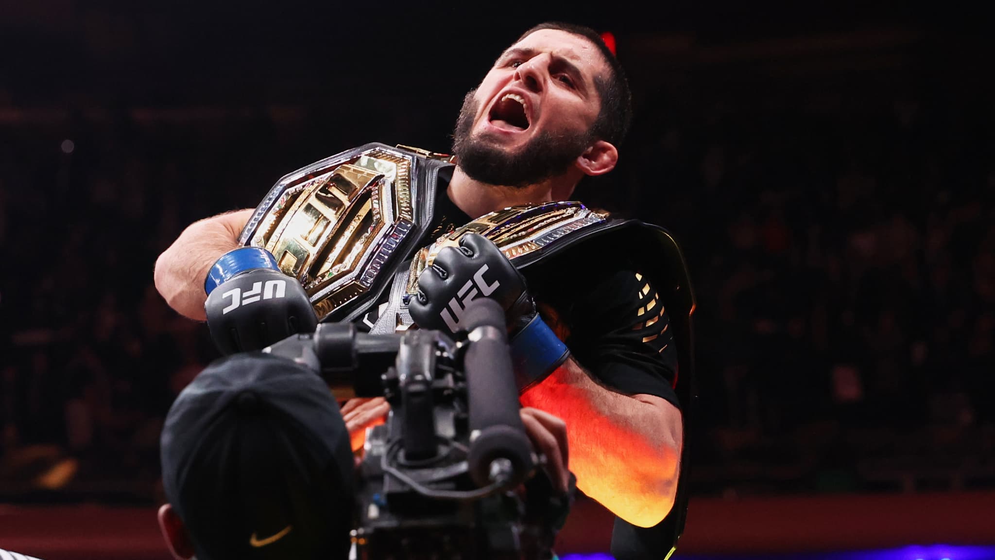 https://images.bfmtv.com/swbUBj8c7Hgf_Tulxr2LBLS7gZo=/0x106:2048x1258/images/Islam-Makhachev-exulte-avec-ses-deux-ceintures-celle-des-70kg-et-des-77kg-apres-son-succes-face-a-l-Australien-Jack-Della-Maddalena-en-main-event-de-l-UFC-322-au-Madison-Square-Garden-de-New-York-2181826.jpg