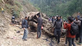 Des secouristes présent sur le site de l'accident d'autocar à Jajarkot, à 600 km de Katmandou, la capitale, le 9 mars 2017