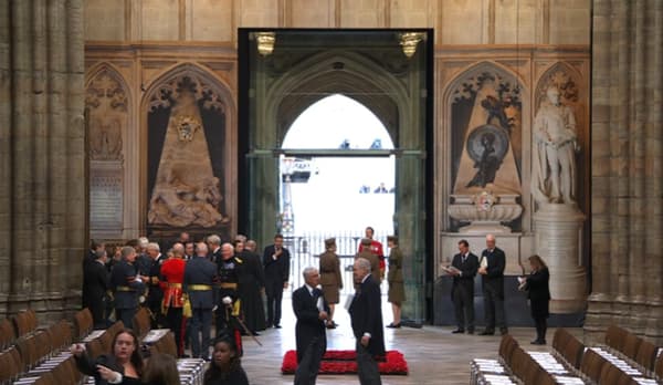 L'ouverture des portes à l'abbaye de Westminster