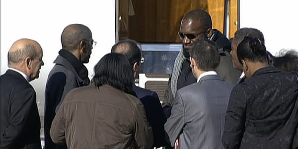 Thierry Dol, entouré de ses proches, échange quelques mots avec François Hollande, à sa descente d'avion. Thierry Dol, entouré de ses proches, échange quelques mots avec François Hollande, à sa descente d'avion.