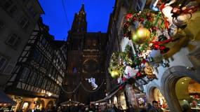 Le marché de noël dans une rue de Strasbourg à côté de la cathédrale le 23 novembre 2019.