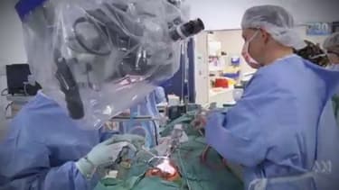 L'implantation de vertèbres imprimées en 3D a duré plus de 15 heures.
