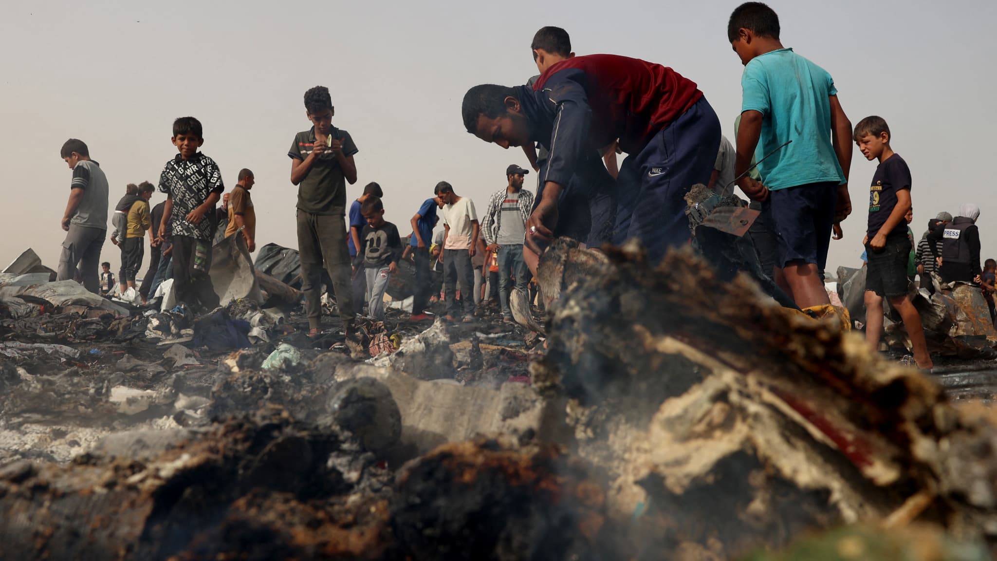 Des Palestiniens se rassemblent sur le site d'une frappe israélienne sur un camp de personnes déplacées à Rafah le 27 mai 2024. Des Palestiniens se rassemblent sur le site d'une frappe israélienne sur un camp de personnes déplacées à Rafah le 27 mai 2024.