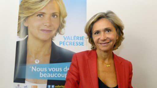 Valérie Pécresse devant son affiche électorale le 18 septembre 2015 à Paris.