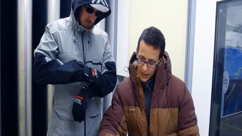A gauche, Malek Boukerchi s'apprête à rentrer dans la chambre froide à -25 °C