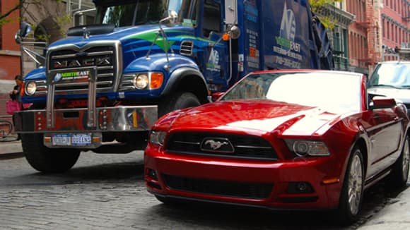 Bienvenue au pays de la démesure où la Mustang parait petite à côté des camions.