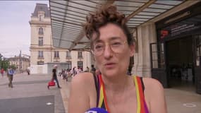 Georgia lors d'un rassemblement à Bordeaux demande des explications à la SNCF après que son chat a été écrasé par un TGV, le 18 juin 2023