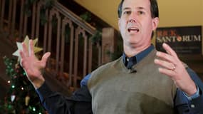 Rick Santorum lors d'un meeting de campagne à Perry, dans l'Iowa. A quelques heures du premier caucus de la primaire du parti républicain dans l'Iowa, mardi, tous les regards -et en premier lieu ceux de ses adversaires- sont tournés vers l'ancien sénateur