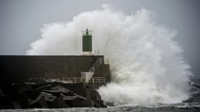 Fortes vagues sur la jetée du port d'A Guarda durant la tempête Fabien, le 21 décembre 2019 en Espagne