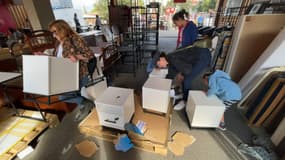 Des clients chez Emmaüs Pointe Rouge à Marseille pour la braderie des meubles des JO