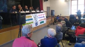 Plusieurs personnes rassemblées pour faire un état des lieux sur la question migratoire à la MJC de Briançon, le 16 mars 2024.