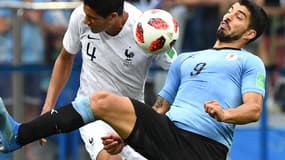 Raphaël Varane face à Luis Suarez