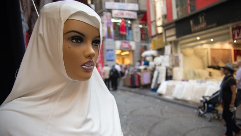 Dans les rues d'Istanbul, les boutiques de mode islamique se fleurissent.