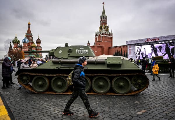 Un tank de la Seconde Guerre mondiale sur la Place rouge, à Moscou (Russie), le 5 novembre 2022.
