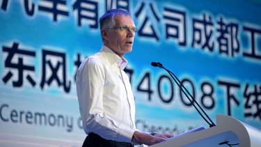 Carlos Tavares en Chine, où les ventes de PSA se sont effondrées de 56% en avril.