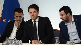 Le Premier ministre italien Giuseppe Conte (au centre) entouré des leaders de la coalition: Luigi Di Maio (à gauche) et Matteo Salvini (à droite).