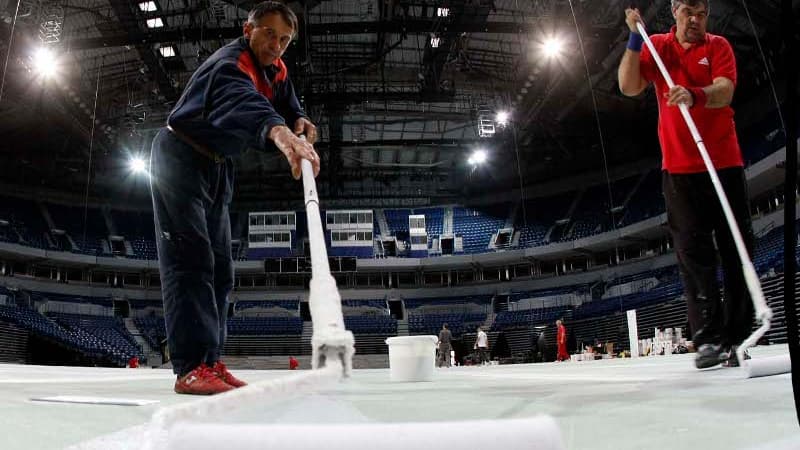 Les ouvriers posent la surface à l'Arena de Belgrade