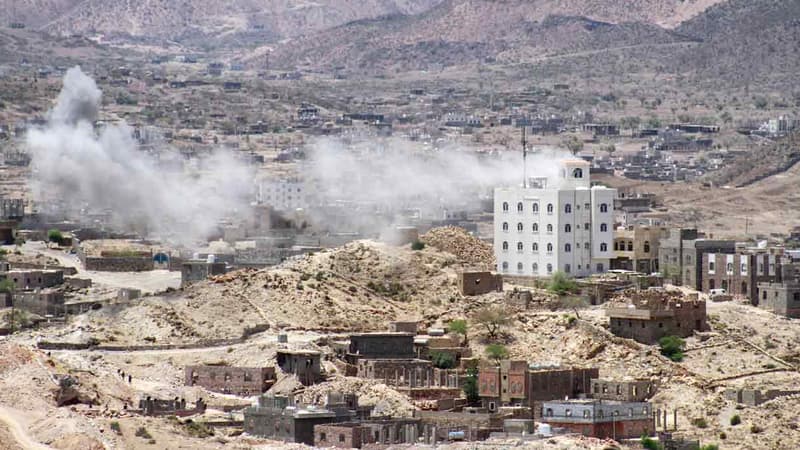 De la fumée s'élève lors d'affrontements aux environs de Taez (mai 2015)