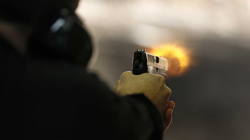 Un homme tire à l'arme à feu (photo d'illustration).
