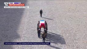 Le cercueil de Jacques Chirac quitte la cour d'honneur des Invalides