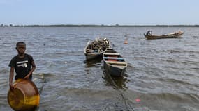 Des pirogues au large de la plage d'Abobodoume, en Côte d'Ivoire, le 30 juillet 2024.