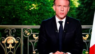 Photo du président français Emmanuel Macron s'exprimant lors d'une allocution télévisée après l'annonce des résultats aux élections européennes, le 9 juin 2024 
