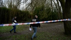 Des policiers en surveillance dans un bois de Longjumeau (Essonne) où le corps d'une collégienne de 11 ans a été retrouvé le 8 février 2025