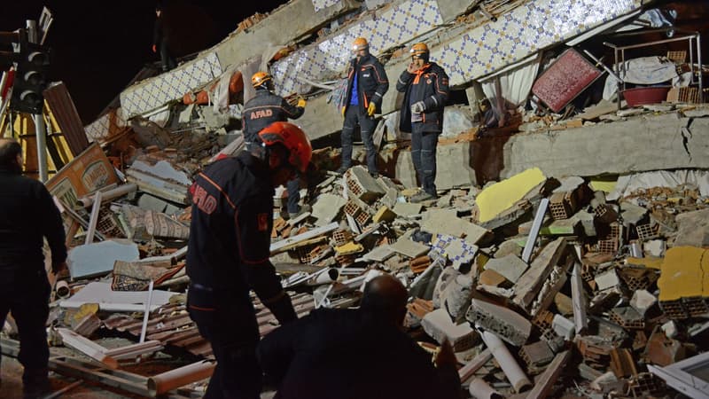 Les secours cherchent des victimes sous les décombres d'un immeuble, après le séisme qui a frappé la ville d'Elazig en Turquie, le 24 janvier 2020
