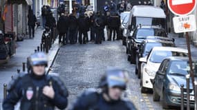 Un homme a été abattu ce jeudi devant un commissariat de Paris
