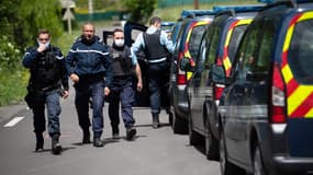 Les gendarmes lors de la traque de Valentin Marcone, à Saumane (Gard) le 13 mai 2021.