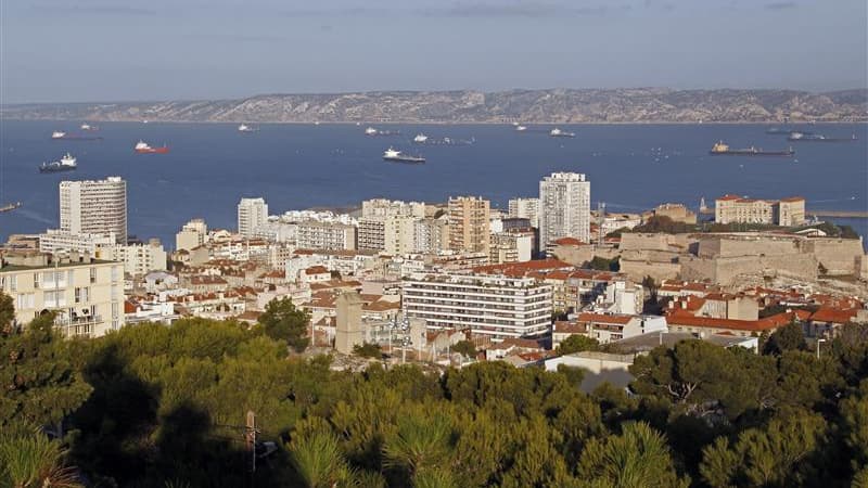 Vue de Marseille. Près de 13.000 personnes devront être évacuées ou confinées chez elles mercredi pour permettre la neutralisation d'une bombe américaine datant de la Seconde Guerre mondiale découverte sur un chantier du centre-ville de la cité phocéenne.