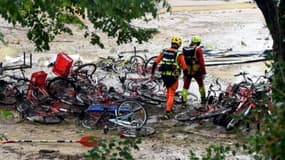 Des sauveteurs dans le camping inondé de Saint-Julien-de-Peyrolas le 9 août 2018