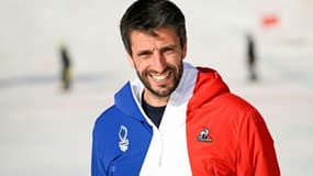 Le président du comité d'organisation de Paris 2024 (Cojo), Tony Estanguet, pose à Yanqing au centre de ski alpin durant les Jeux d'hiver de Pékin le 6 mars 2022.