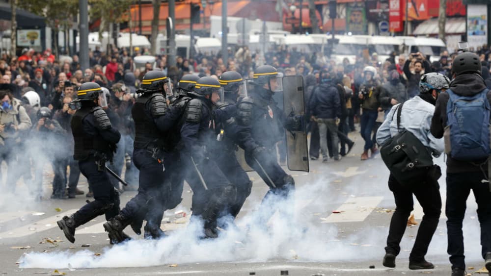 Des forces de l'ordre face aux manifestants place de la République, dimanche 29 novembre 2015.