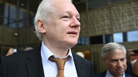 Julian Assange, fondateur de WikiLeaks, quitte le tribunal fédéral américain du Commonwealth des îles Mariannes du Nord avec son avocat Barry Pollack à Saipan, dans les îles Mariannes du Nord, le 26 juin 2024. 