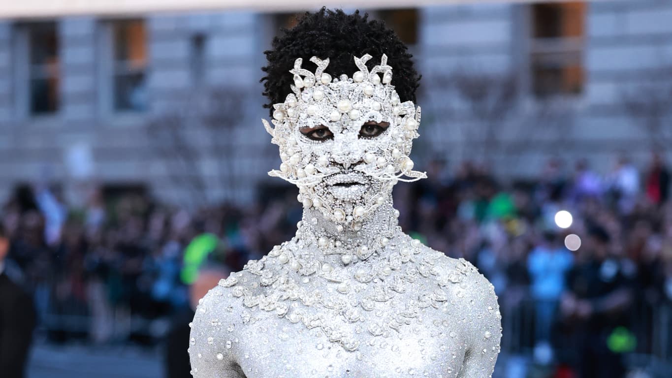 Lil Nas X sur le tapis rouge du Met Gala, le 1er mai 2023 à New York Lil Nas X sur le tapis rouge du Met Gala, le 1er mai 2023 à New York