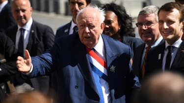 Le maire de Marseille Jean-Claude Gaudin, le 21 septembre 2017 lors d'une visite sur le futur site de Voile Olympique en compagnie d'Emmanuel Macron.